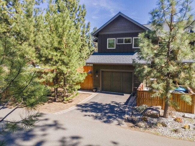 Building Photo - 923 E Desperado Trail