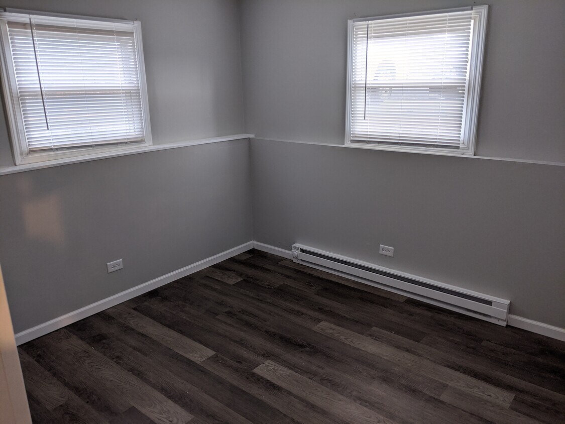 Building Photo - 1627 Grove Dr