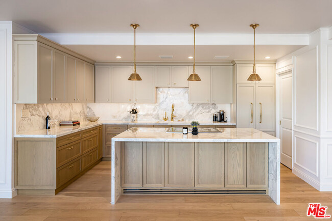 Building Photo - 818 N Doheny Dr