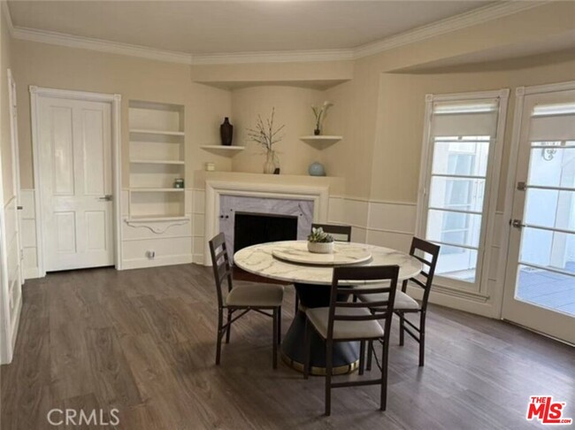 Building Photo - 113 N Doheny Dr