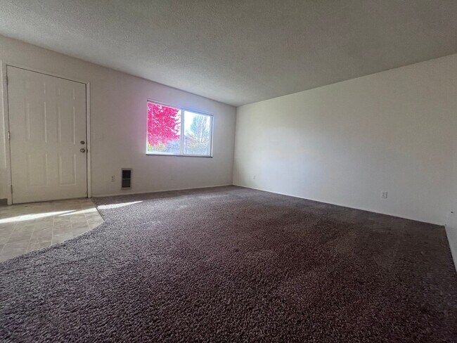 Building Photo - GREAT, SPACIOUS CONDO w/GARAGE! CLOSE TO M...