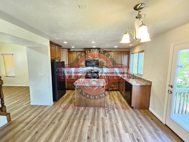 Building Photo - Great 5 Bed 2.5 Bath Home Newly Remodeled