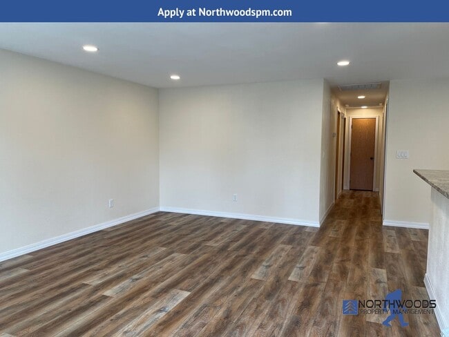 Building Photo - Gorgeous Newly Update 3 Bedroom 2 Bath Home in Friendly Central Point