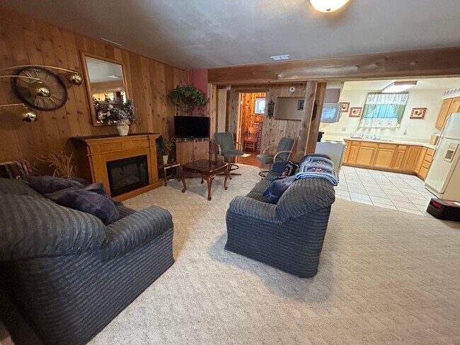 Foto del edificio - Beautiful Furnished 2 Bedroom Basement Apa...