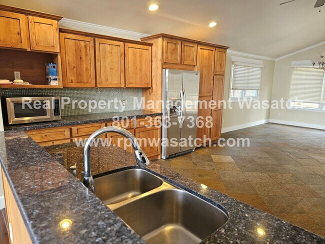 Foto del edificio - Beautiful 4 Bedroom 3 Bathroom Home Located In Salt Lake City Utah!!