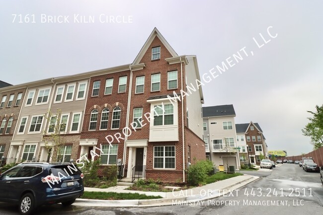 Foto del edificio - Rarely Available End Unit Townhome With Ga...