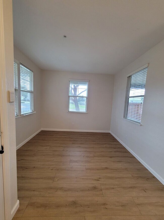 Building Photo - Beautiful 4-Bedroom Brentwood Home on Corn...