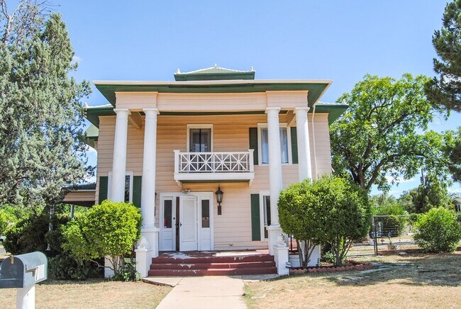 Foto del edificio - PAY NO SECURITY DEPOSIT! Stately 4 Bedroom...