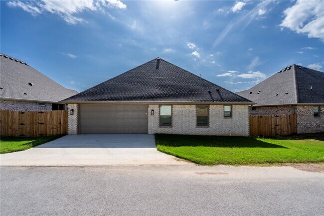 Foto del edificio - 4300 SW Adams Rd