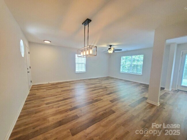 Foto del edificio - 5709 Kelden Walker Ln