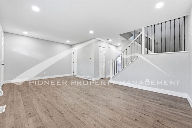 Building Photo - Spacious Townhouse with Washer/Dryer and Central AC