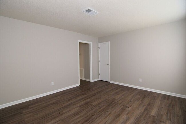 Building Photo - Updated 2 Bed/1 Bath Duplex For Rent