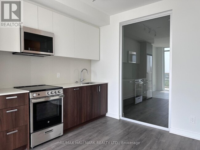 Photo du bâtiment - 1787-1787 St Clair Ave W