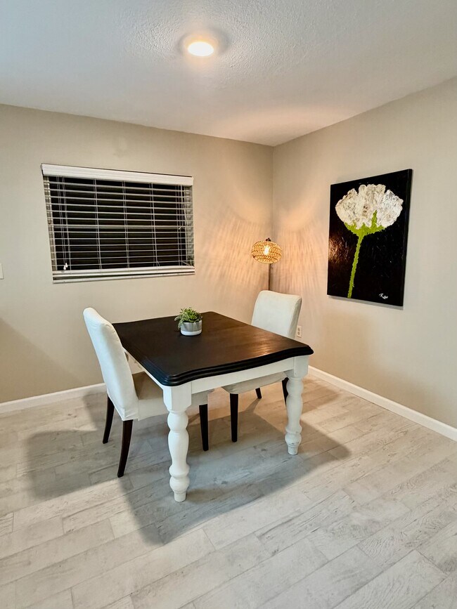 Foto del edificio - 220 Park Blvd N