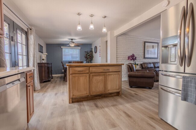 Building Photo - 3 Bedroom plus Den!!  FULLY FURNISHED & WI...