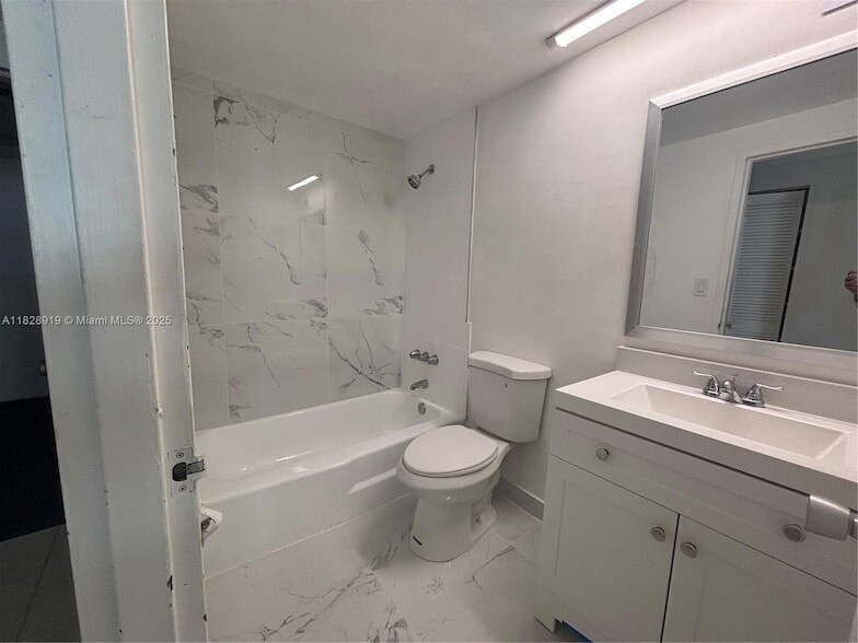Building Photo - 905 Brickell Bay Dr