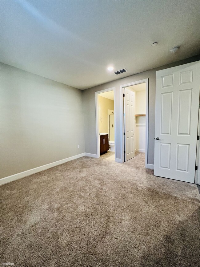 Building Photo - 4 br, 3.5 bath House - 3921 Guerneville Way