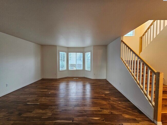Building Photo - Spacious West Pasco Townhouse, Pets Welcome!