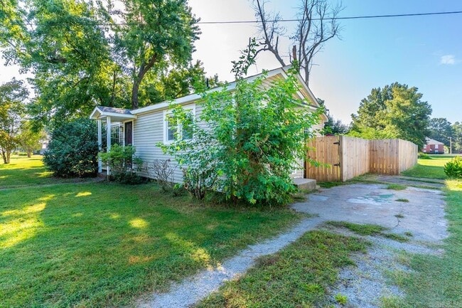 Building Photo - 505 W Texie Ave