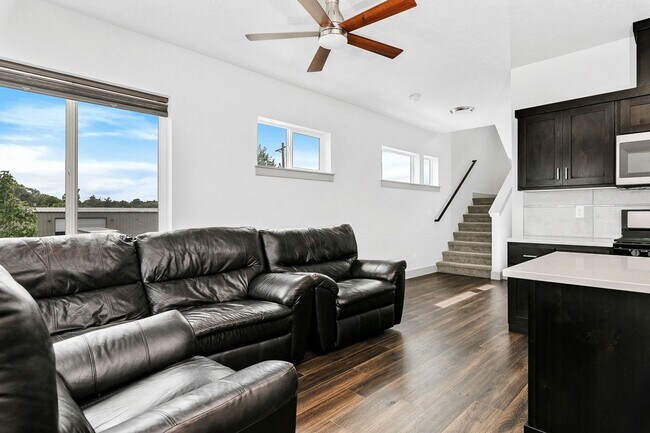 Foto del edificio - Urban 3 Story Custom Built Home _ Pet Frie...