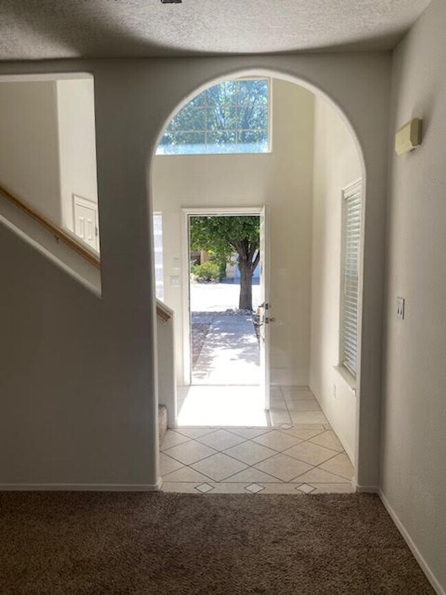 Foto del edificio - Spacious Two Story Home in the NE Heights ...