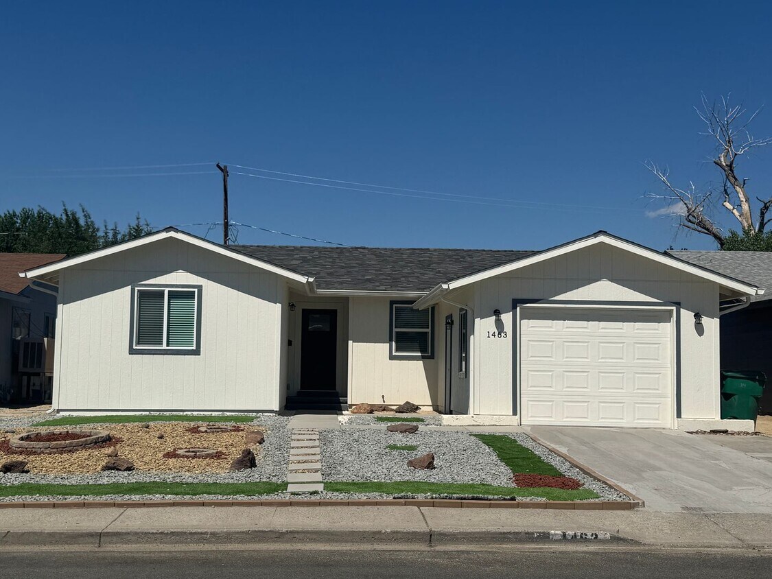 Foto principal - Fully Remodeled 4-Bedroom Home Near Sparks...