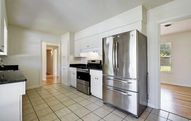 Building Photo - Lovely 3-Bedroom Home in Greater Harmony H...