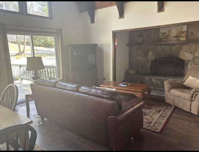 Foto del edificio - 680 Chalet Village Dr