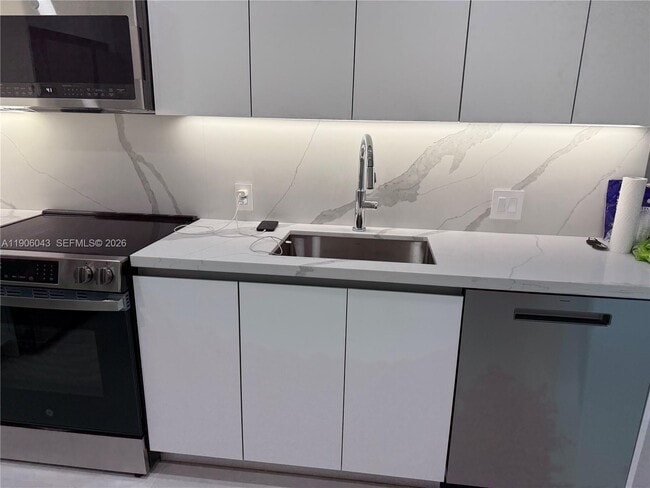 Building Photo - 3675 N Country Club Dr