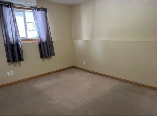 Photo du bâtiment - 2 Bed 1 Bath Lower unit - Closer to Downtown