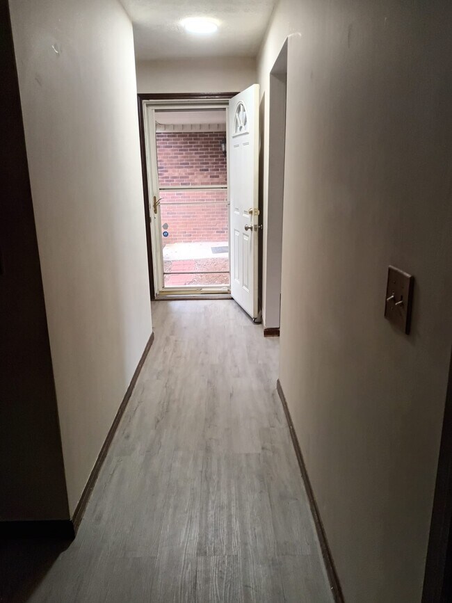 Building Photo - 812 Linworth Rd E