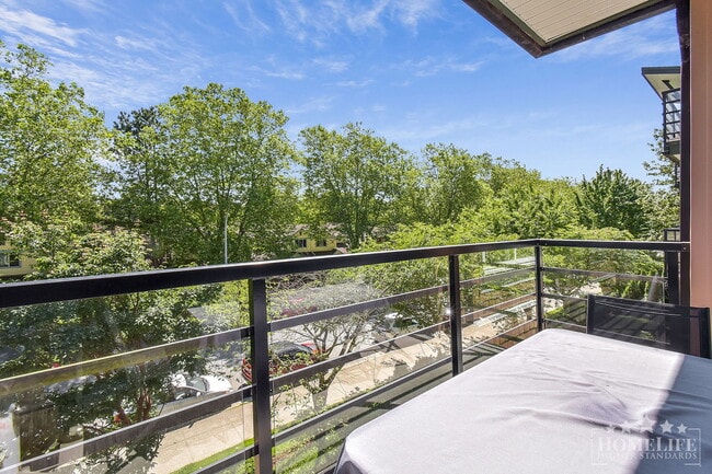 Building Photo - Modern 2 Bed, 2 Bath Condo in Celeste – Pr...