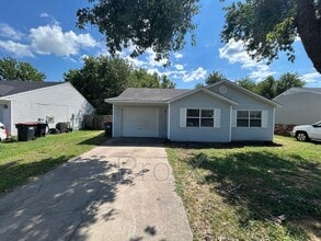 Building Photo - 413 Village Ln
