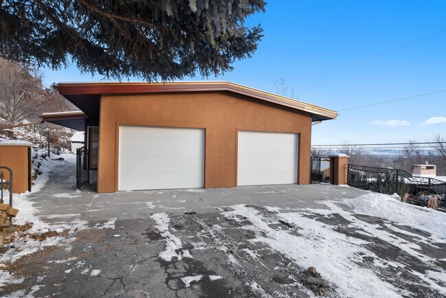 Building Photo - Beautiful spacious furnished home