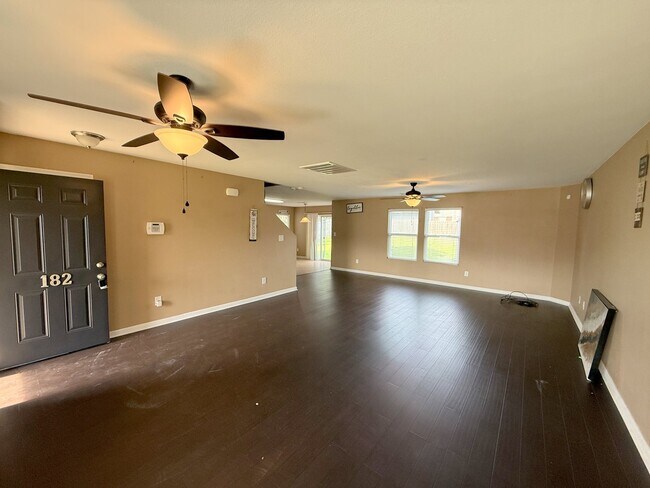 Foto del edificio - 182 Forestbrook Dr