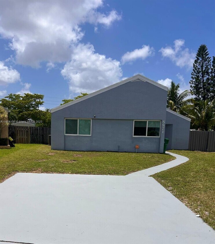 Foto principal - 8871 SW 24th Pl