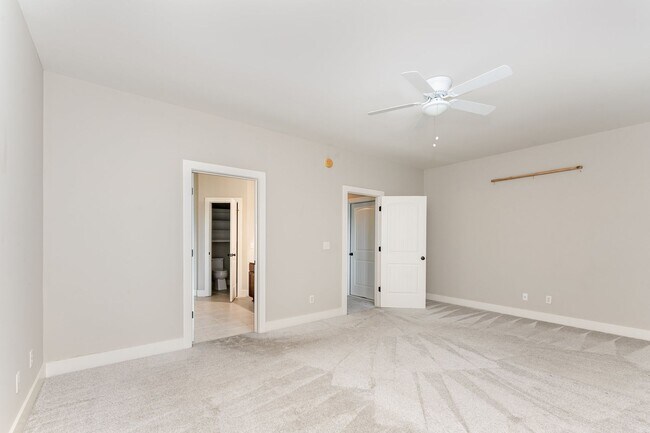 Foto del edificio - Spacious Townhome with Private Backyard in...