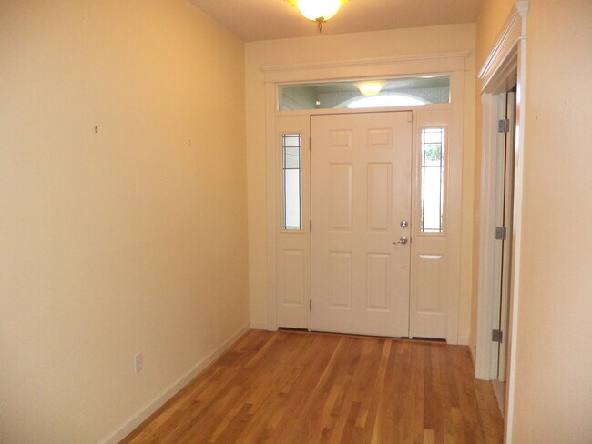 Foto del edificio - Ranch Home w/ Oversized Double Garage & Landscaping Included!