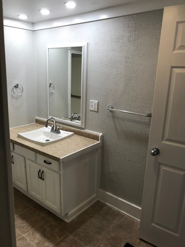 Building Photo - 612 W Jackson St