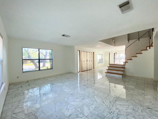 Building Photo - 9726 Mid Walk Dr