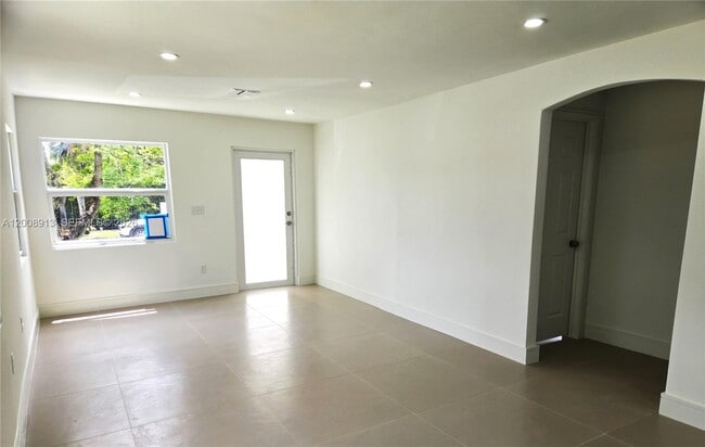Building Photo - 1002 SW 65th Ave