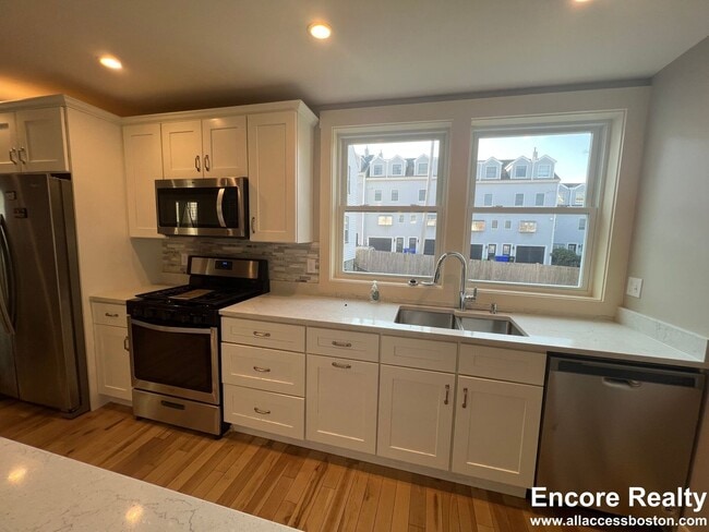 Building Photo - Two story 4 bed with in unit laundry