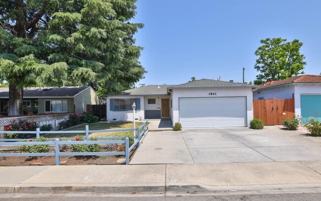 Building Photo - 1841 Briarwood Dr