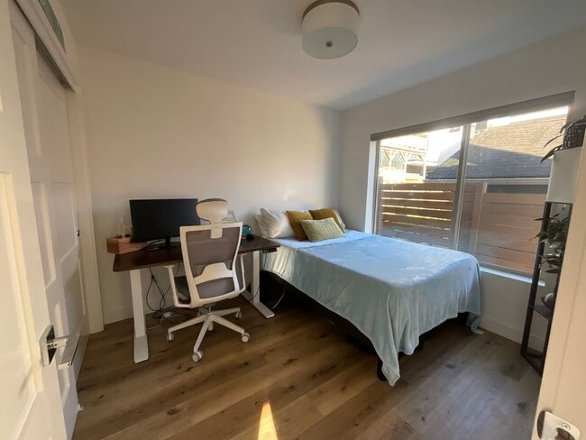 Building Photo - Stunning Townhouse in Ballard