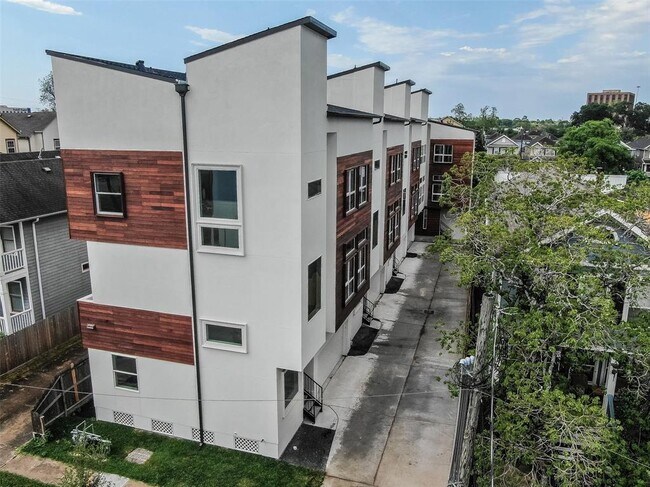 Building Photo - 1539 W 23rd St