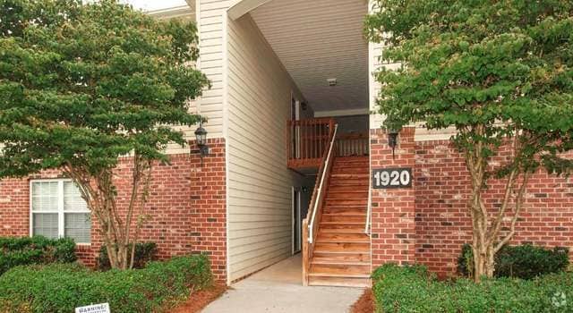 Building Photo - 1920 Crest Hollow Dr