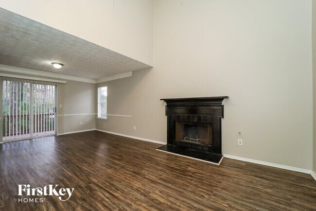 Building Photo - 6864 Hidden Lake Dr