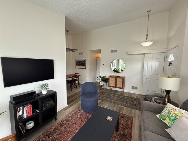 Foto del edificio - 740 Eastbrooke Ln