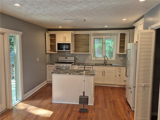 Foto del edificio - 735 Chickadee Ct SW