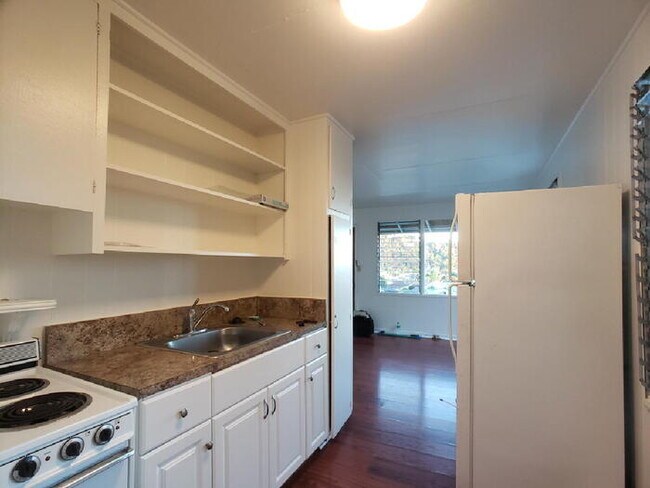 Foto del edificio - WAOLANI ST 2/1 cottage, yard w/ service